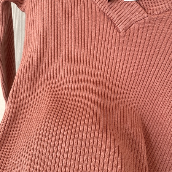 4 for $25 Divided H&M Ribbed Kinnted V-Neck Sweater - Picture 3 of 5